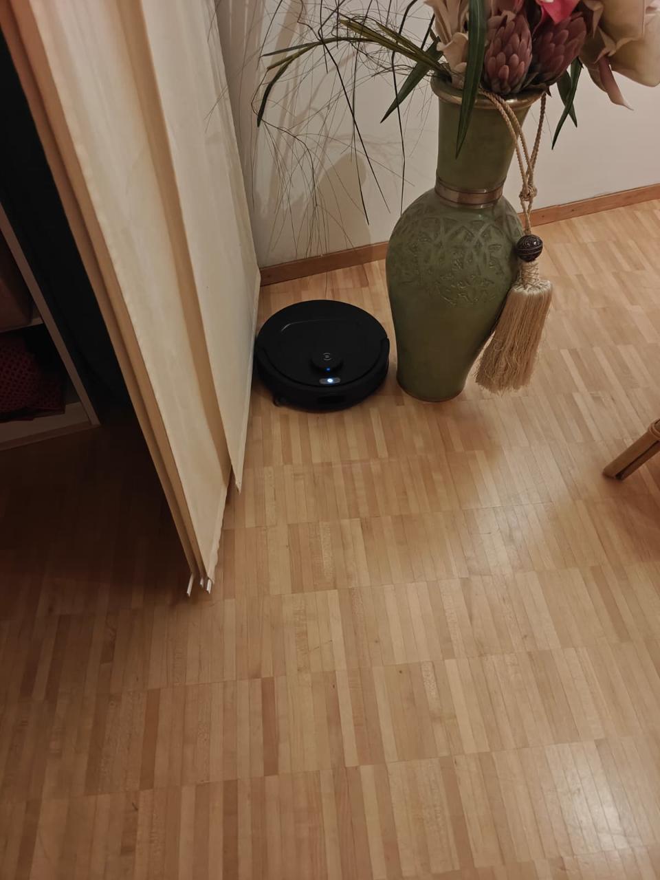 Vase mit Abstand zum Vorhang