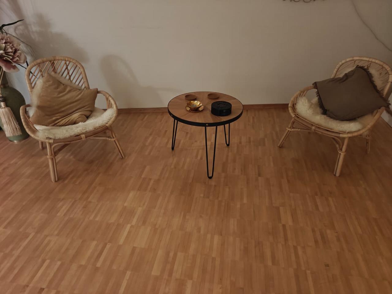 Sessel und Tisch mit Abstand