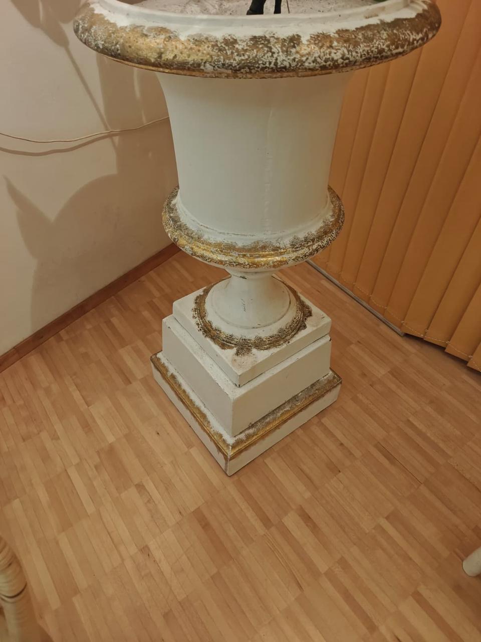 Großer Blumentopf von der Wand abgerückt