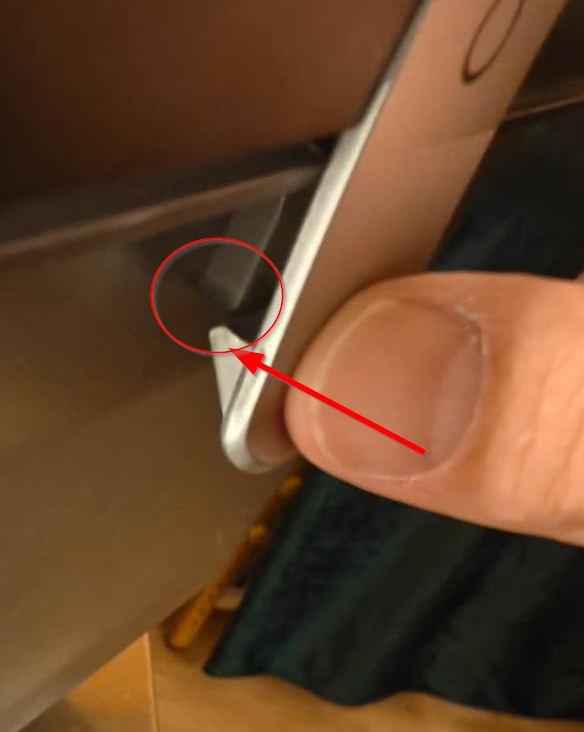 Verschluss wird mit dem Finger fest zugedrückt